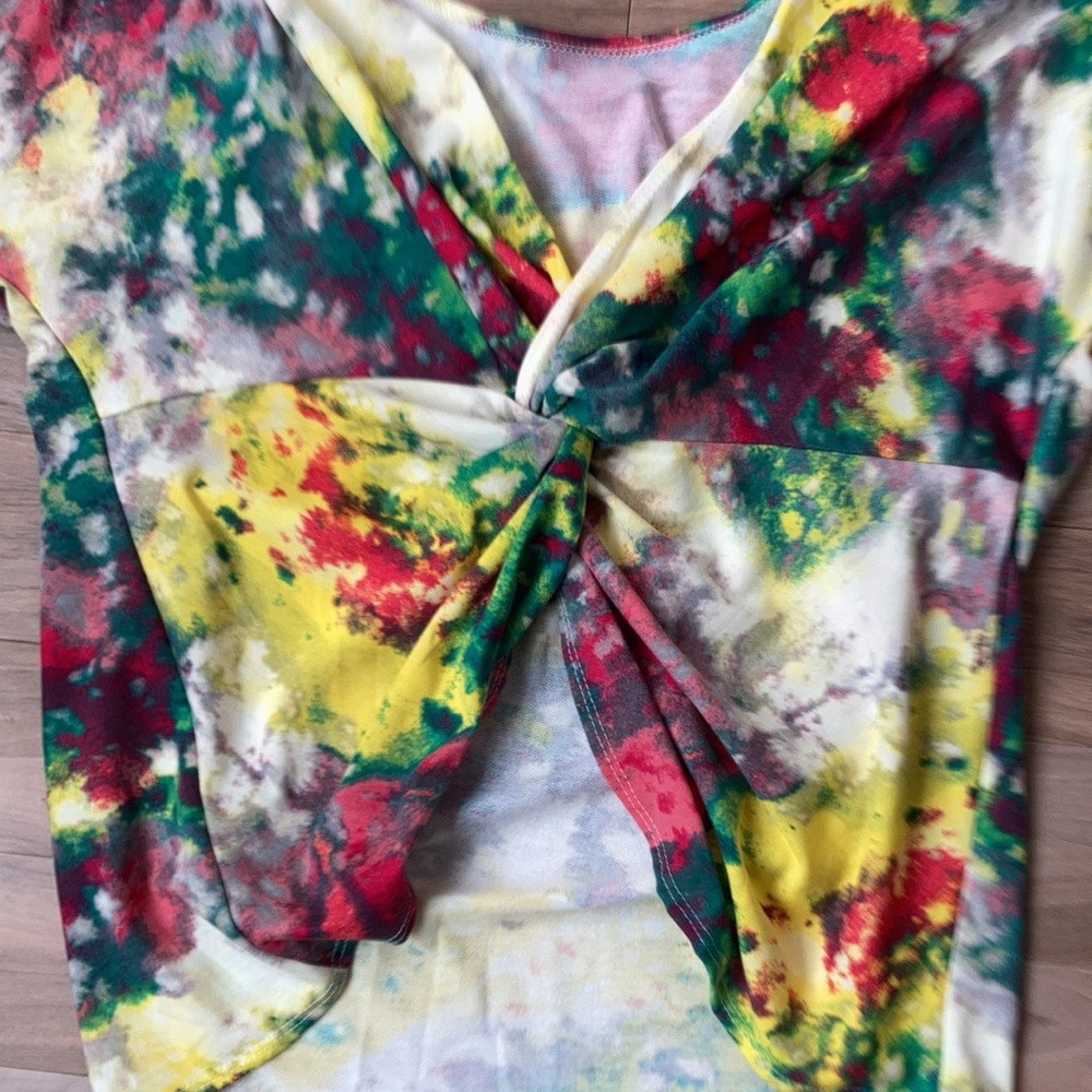 Arabella top twist back bright tie dye like print top size 2X - Picture 9 of 17